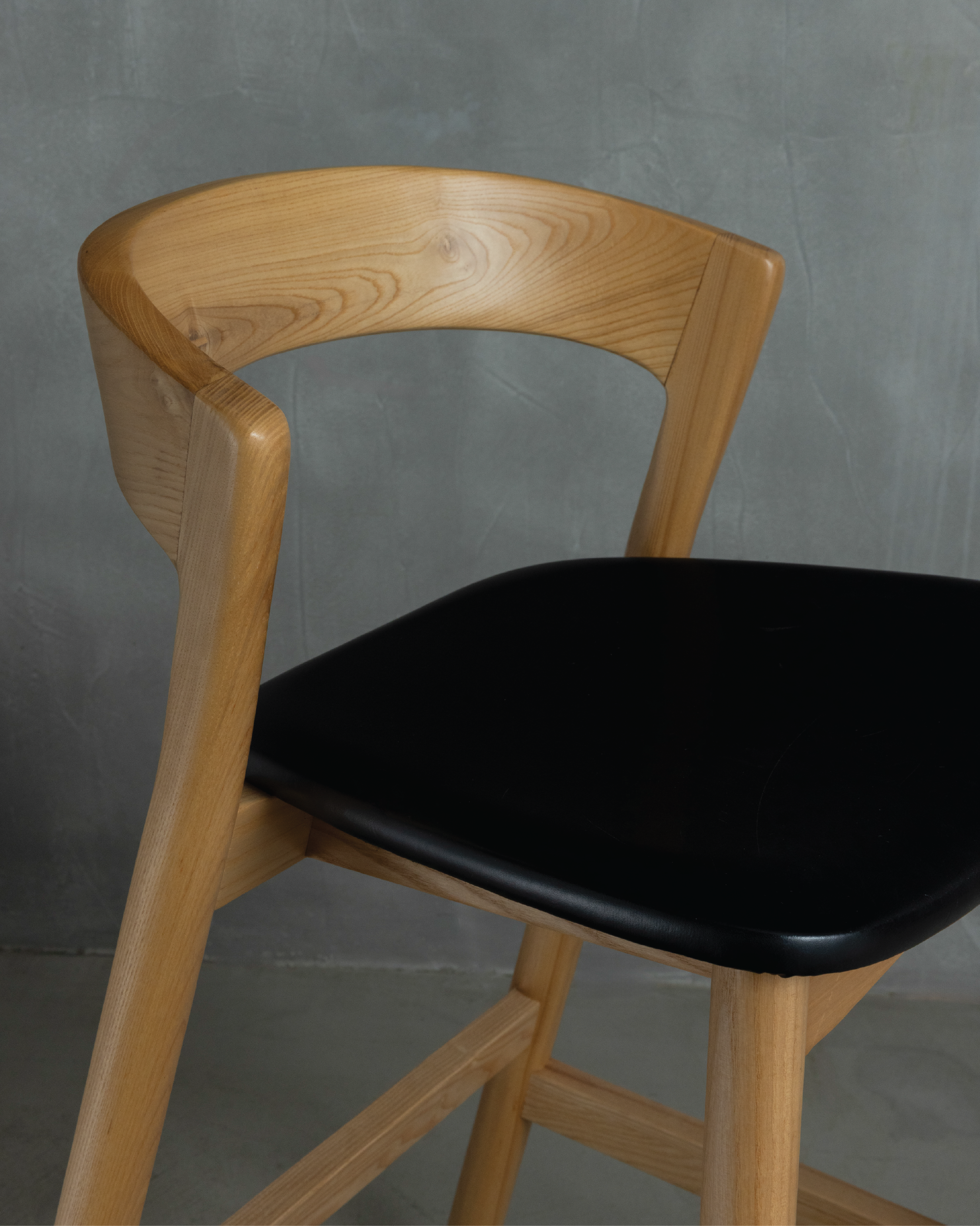 Vara 01 Black Leather Bar Stool