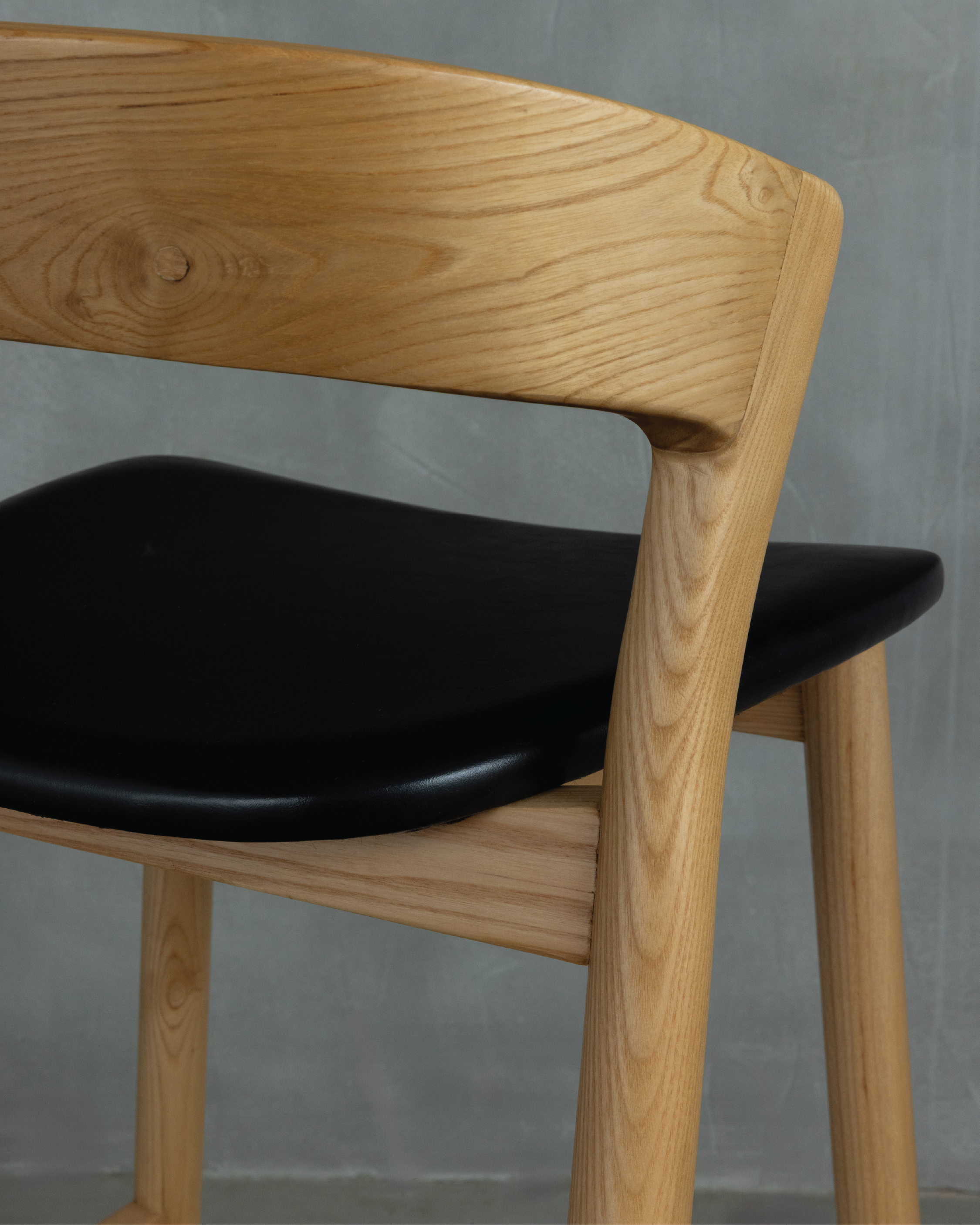 Vara 01 Black Leather Bar Stool