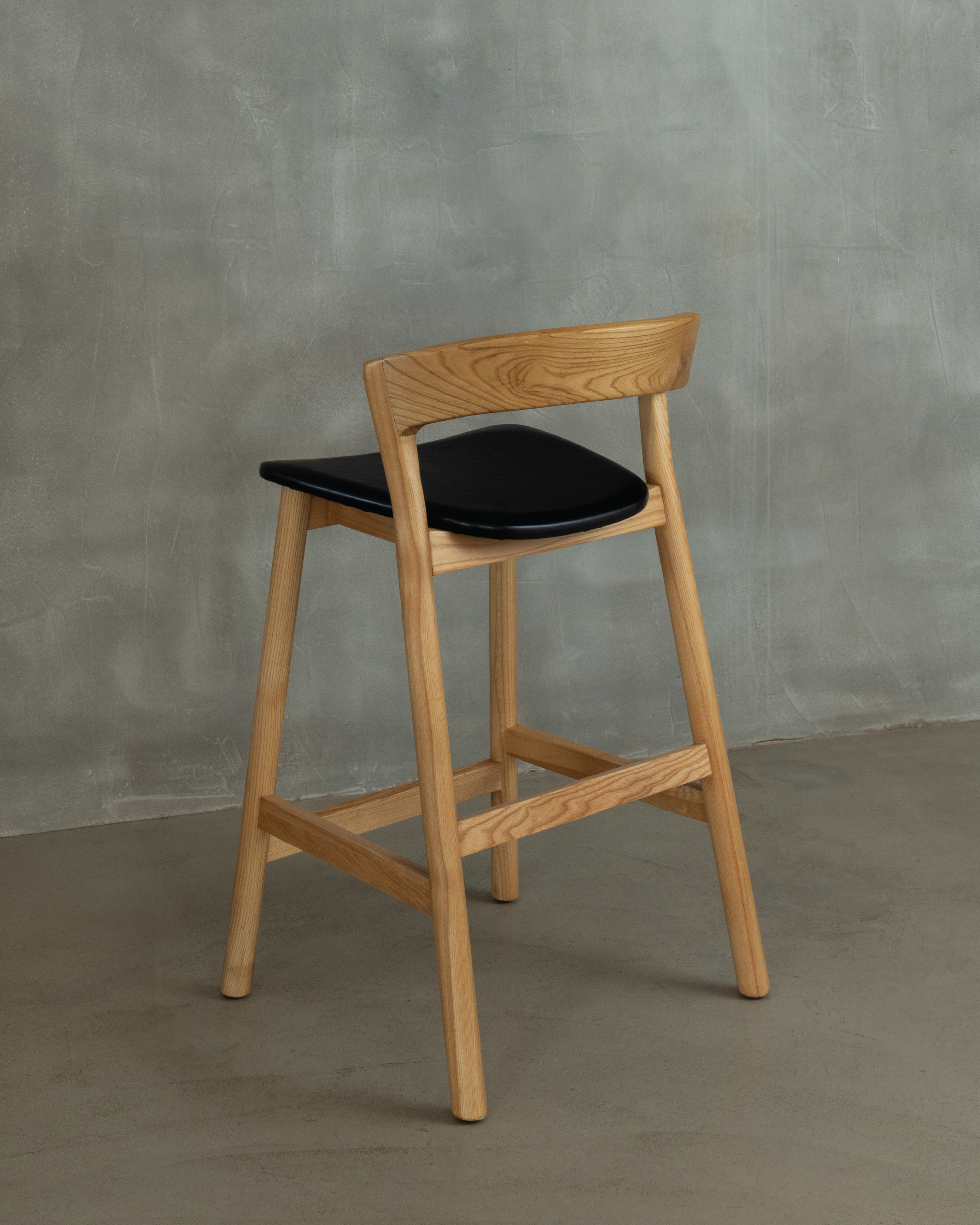 Vara 01 Black Leather Bar Stool